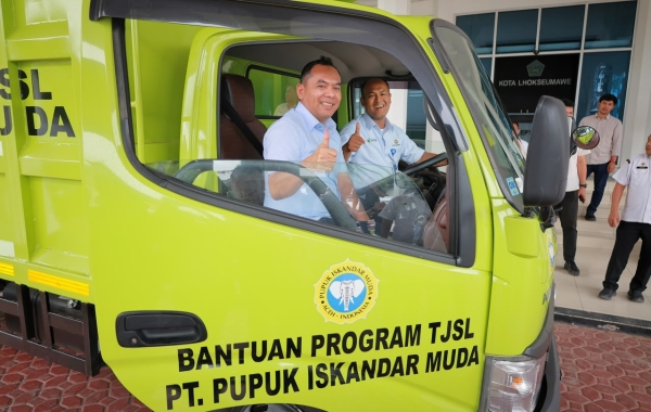 Perkuat Layanan Kebersihan Kota, PIM Serahkan Truk Sampah kepada Pemko Lhokseumawe